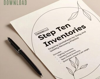 Pode incluir: Um download digital de folhas de trabalho "Step Ten Inventories" para a prática diária e semanal de recuperação. A capa apresenta o texto "Step Ten Inventories" e inclui inventários noturnos, semanais e de verificação pontual. Uma caneta preta repousa na página.