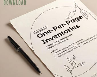 Może przedstawiać: Cyfrowe pobieranie arkuszy do wydruku zatytułowanych "One-Per-Page Inventories". Tekst "Digital Download" znajduje się w lewym górnym rogu. Czarny długopis spoczywa na białym papierze. Arkusze robocze obejmują inwentarze strachu, urazy i szkodliwego postępowania.