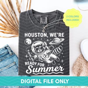 Könnte beinhalten: Dunkelgraues T-Shirt mit einer Waschbär-Astronauten-Grafik und dem Text "Houston, We're Ready For Summer". Das Design beinhaltet Planeten und Sterne. Die Worte "Digital File Only" sind ebenfalls sichtbar.