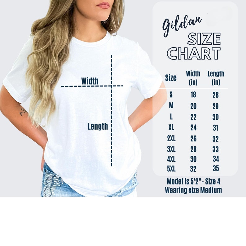 Pu&ograve; includere: Tabella delle taglie Gildan per t-shirt, che mostra le misure di larghezza e lunghezza in pollici per le taglie S a 5XL. La tabella include anche un modello che indossa una t-shirt taglia M.
