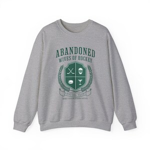 Sudadera de esposa de hockey, cuello redondo de esposa de portero, regalo de hockey sobre hielo, regalos divertidos para esposa, suéter de la era de la esposa de hockey, club de esposas de hockey Sport Grey