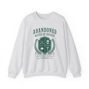 Sudadera de esposa de hockey, cuello redondo de esposa de portero, regalo de hockey sobre hielo, regalos divertidos para esposa, suéter de la era de la esposa de hockey, club de esposas de hockey Ash