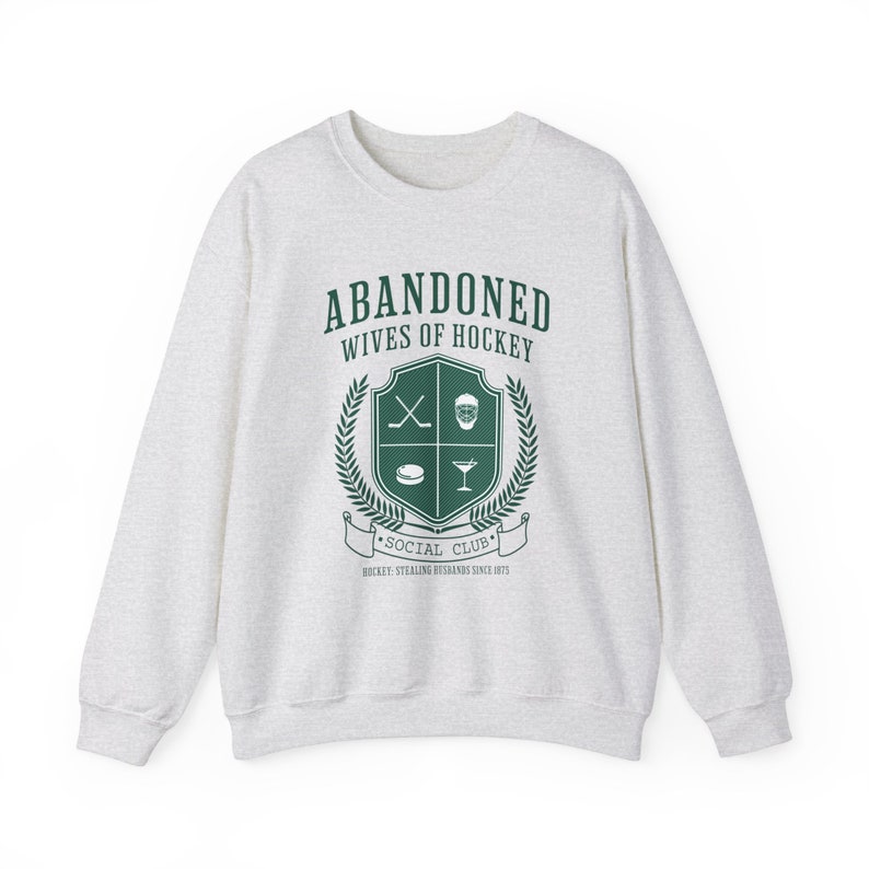 Sudadera de esposa de hockey, cuello redondo de esposa de portero, regalo de hockey sobre hielo, regalos divertidos para esposa, suéter de la era de la esposa de hockey, club de esposas de hockey Ash