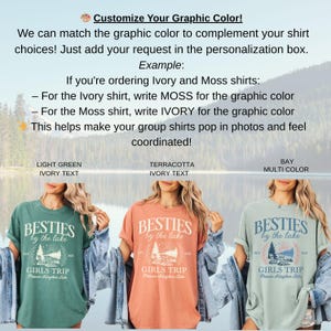 K&ouml;nnte beinhalten: Drei T-Shirts mit dem Text "Besties by the Lake" und "Girls Trip". Die Shirts sind hellgr&uuml;n, terrakottafarben und in der Farbe Bay. Der Text "Passen Sie Ihre Grafikfarbe an!" steht oben im Bild.