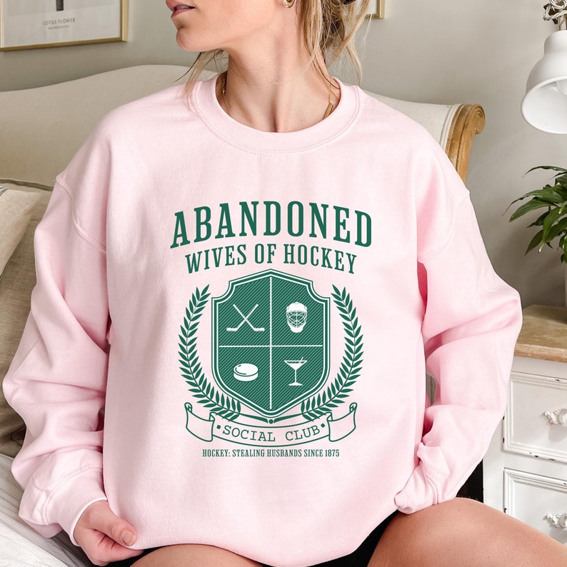 Sudadera de esposa de hockey, cuello redondo de esposa de portero, regalo de hockey sobre hielo, regalos divertidos para esposa, suéter de la era de la esposa de hockey, club de esposas de hockey Light Pink