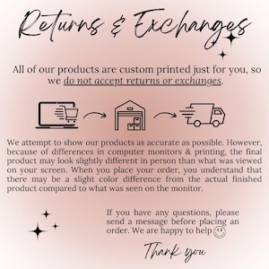 K&ouml;nnte beinhalten: Pfirsichfarbene Grafik mit den Worten "Returns & Exchanges" in Schreibschrift. Der Text erkl&auml;rt den individuellen Druckprozess und die R&uuml;ckgabebedingungen. Symbole f&uuml;r Laptop, Lager und Lieferwagen sind enthalten.