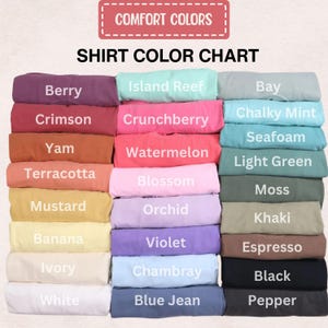 K&ouml;nnte beinhalten: Eine Shirt-Farbtabelle zeigt gefaltete Shirts in verschiedenen Farben. Die Tabelle enth&auml;lt Farben wie Berry, Crimson, Yam, Terracotta, Mustard, Banana, Ivory, White, Island Reef, Crunchberry, Watermelon, Blossom, Orchid, Violet, Chambray und Blue Jean.