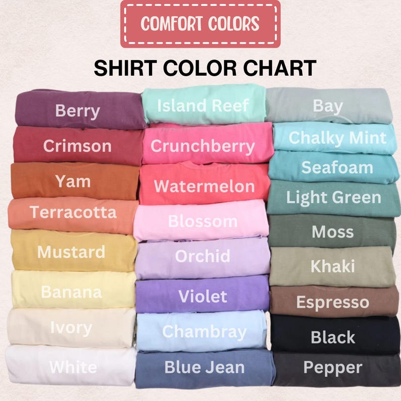 K&ouml;nnte beinhalten: Eine Shirt-Farbtabelle zeigt gefaltete Shirts in verschiedenen Farben. Die Tabelle enth&auml;lt Farben wie Berry, Crimson, Yam, Terracotta, Mustard, Banana, Ivory, White, Island Reef, Crunchberry, Watermelon, Blossom, Orchid, Violet, Chambray und Blue Jean.