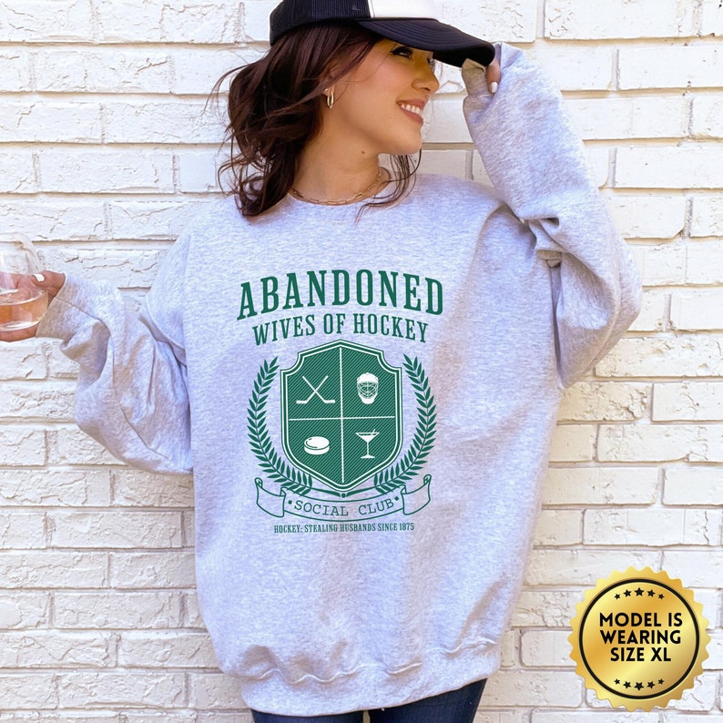 Sudadera de esposa de hockey, cuello redondo de esposa de portero, regalo de hockey sobre hielo, regalos divertidos para esposa, suéter de la era de la esposa de hockey, club de esposas de hockey imagen 4