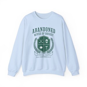 Sudadera de esposa de hockey, cuello redondo de esposa de portero, regalo de hockey sobre hielo, regalos divertidos para esposa, suéter de la era de la esposa de hockey, club de esposas de hockey Light Blue