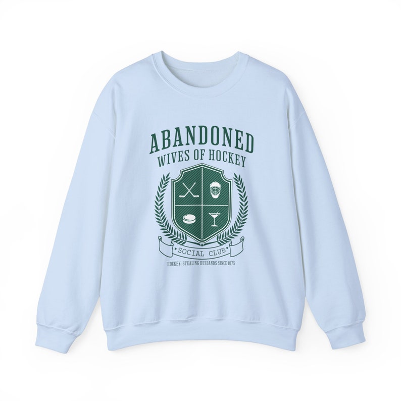 Sudadera de esposa de hockey, cuello redondo de esposa de portero, regalo de hockey sobre hielo, regalos divertidos para esposa, suéter de la era de la esposa de hockey, club de esposas de hockey Light Blue