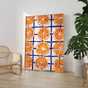 Puede incluir: Una obra de arte enmarcada que presenta una cuadrícula de rodajas de naranja sobre un fondo blanco con líneas azules. Las rodajas de naranja están pintadas en un estilo realista y tienen una apariencia texturizada.