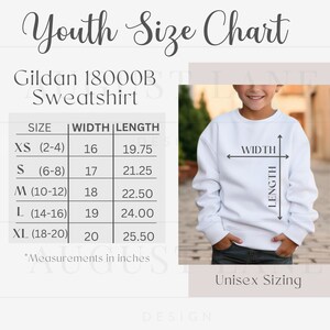 Puede incluir: Tabla de tallas para sudaderas Gildan 18000B para j&oacute;venes. La tabla muestra las tallas XS a XL con las medidas de ancho y largo correspondientes en pulgadas. Se muestra una sudadera blanca en un modelo.