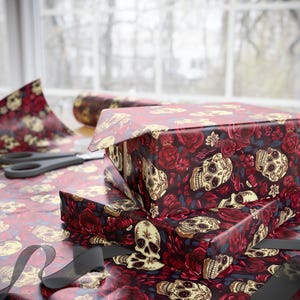 Carta da regalo con teschi e rose per il Giorno dei Morti (versione bordeaux), carta da regalo per Halloween per il Dia de Los Muertos, carta decorativa autunnale per le feste.