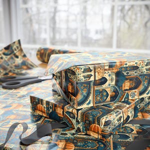 Könnte beinhalten: Zwei Geschenkboxen, die in blau und orangefarbenem Musterpapier mit komplizierten Designs verpackt sind. Die Boxen sind übereinander gestapelt und von Geschenkpapier und Band umgeben.