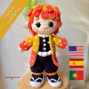 Może przedstawiać: Lalka amigurumi wykonana na szydełku z pomarańczowymi i żółtymi włosami, ubrana w żółto-pomarańczową kurtkę w wzory, czarne spodnie i białe buty. Lalka stoi na drewnianej powierzchni. Obraz zawiera również flagi Stanów Zjednoczonych, Hiszpanii i Portugalii.