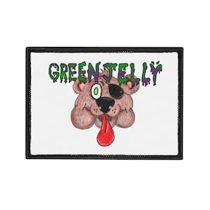 Puede incluir: Parche bordado con un diseño de oso de dibujos animados. El oso es marrón con una lengua roja, un ojo verde y blanco y un parche en el ojo negro. El texto "GREEN JELLY" está encima del oso en letras verdes y moradas goteando. El parche tiene un borde negro.