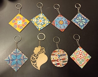 Chaveiros artesanais em madeira de pinho, entalhados artesanalmente, pintados, azulejos tradicionais portugueses, filigrana, coração de Viana, sardinhas bordadas