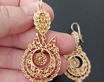 Portuguese Jewelry Lowcost Handmade Golden Metal Queen Earring Filigree Style Cute Maxi Hook Earring Gift for Girl Fantasy Earrings ZAMAK