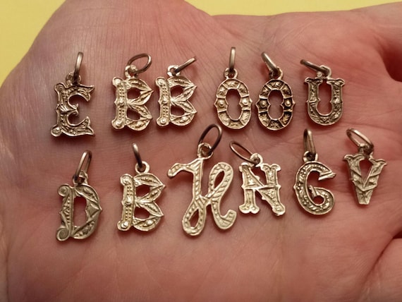 Petit Pendentif Ancien Breloque Avec Lettres - Occasion - État à Voir Sur Les Photos