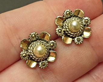 Boucles d'oreilles de style vintage en argent foncé et or jaune 9 kt avec marcassite et perles blanches Antique Boucles d'Oreilles Or Perles