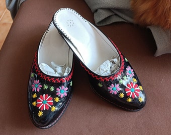 Portuguese Folclore clogs in wood, varnished leather and hand embroidered Tradicional Minho Dancing Shoes Regional Handmade Folk Clogs