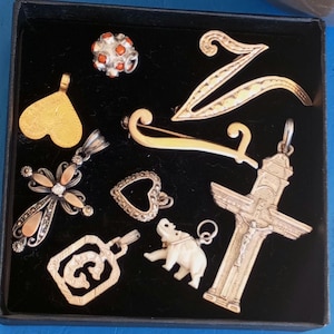 Colgante vintage de plata de ley 925 con pequeños dijes macizos con piedras de marcasita, coral y hueso tallado, colgante con forma de corazón de elefante y letra C