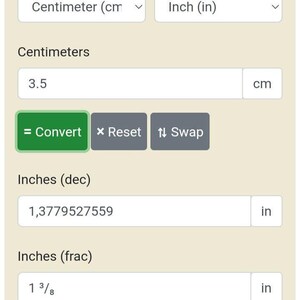 Pu&ograve; includere: Uno strumento digitale per convertire i centimetri in pollici. Lo strumento ha campi di input per centimetri, pollici (decimali), pollici (frazione) e piedi e pollici. Il campo di input per i centimetri mostra 3,5 cm. I valori convertiti sono 1,3779527559 pollici, 1 3/8 pollici e 0 piedi e 1,377952755 pollici.