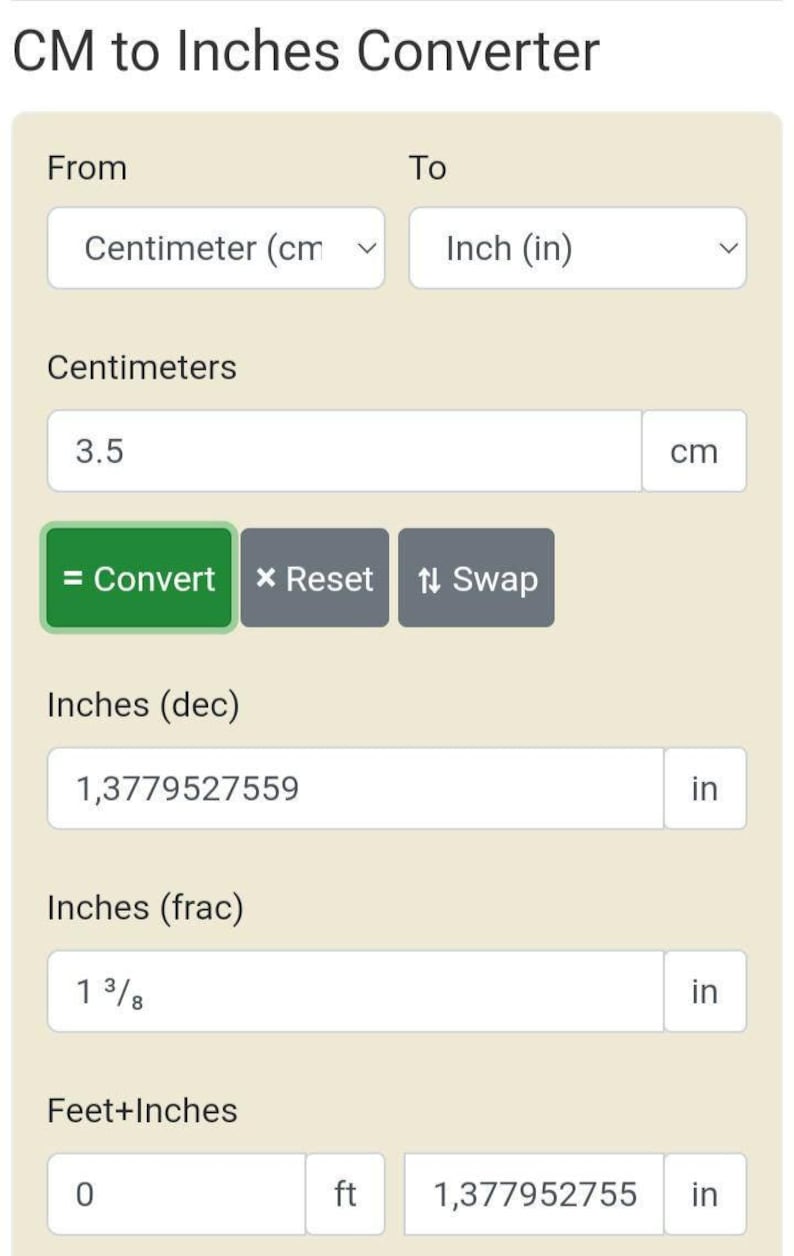 Pu&ograve; includere: Uno strumento digitale per convertire i centimetri in pollici. Lo strumento ha campi di input per centimetri, pollici (decimali), pollici (frazione) e piedi e pollici. Il campo di input per i centimetri mostra 3,5 cm. I valori convertiti sono 1,3779527559 pollici, 1 3/8 pollici e 0 piedi e 1,377952755 pollici.