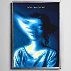 Può includere: Un ritratto astratto di una persona in tonalità blu e gialle con il testo "Discover your artistic expression" in alto.