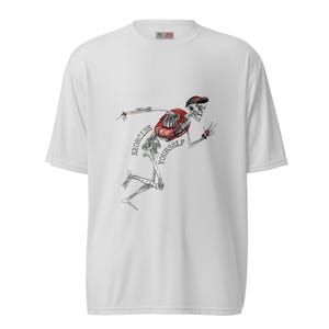 Pode incluir: Camiseta branca com uma ilustração em preto e branco de um esqueleto vestindo um colete salva-vidas vermelho e um boné de beisebol. O texto "Exorcise Yourself" está escrito na camiseta.
