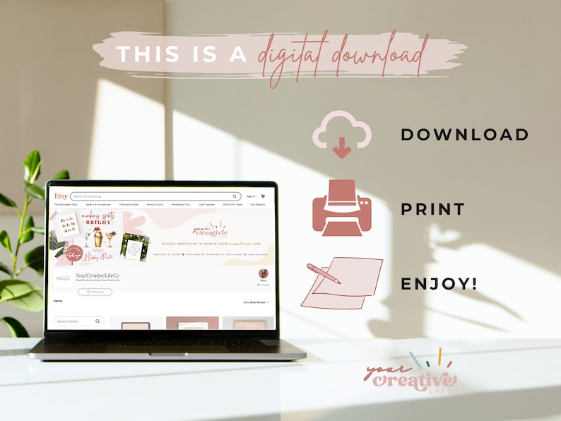 Puede incluir: Un port&aacute;til que muestra una tienda de Etsy, con el texto "THIS IS A digital download." Los iconos y el texto rosas indican la descarga, la impresi&oacute;n y el disfrute. El logotipo y la direcci&oacute;n del sitio web de la tienda son visibles.