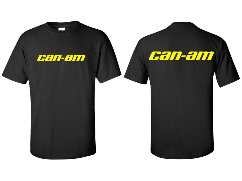 Puede incluir: Camiseta negra con el texto amarillo "can-am" impreso en la parte delantera y trasera. La camiseta es de cuello redondo y parece estar hecha de algod&oacute;n o un material similar. El texto est&aacute; en negrita, sin serifa.