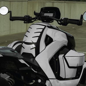 K&ouml;nnte beinhalten: Ein wei&szlig;-schwarzes Dreirad-Motorrad mit modernem Design. Das Fahrzeug hat eine schlanke, kantige Karosserie mit schwarzen Akzenten und runden Seitenspiegeln. Der Lenker und das Armaturenbrett sind sichtbar.