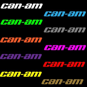 Puede incluir: Una colecci&oacute;n de logotipos "Can-Am" en varios colores, incluyendo blanco, verde, naranja, morado, rosa, rojo, amarillo y dorado, sobre un fondo negro. Los logotipos est&aacute;n en una fuente audaz y estilizada.