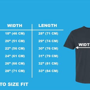 Puede incluir: Una camiseta gris oscuro con medidas de talla, ancho y largo. El ancho var&iacute;a de 46 cm a 71 cm, y el largo de 71 cm a 84 cm. El texto dice "TRUE TO SIZE FIT".