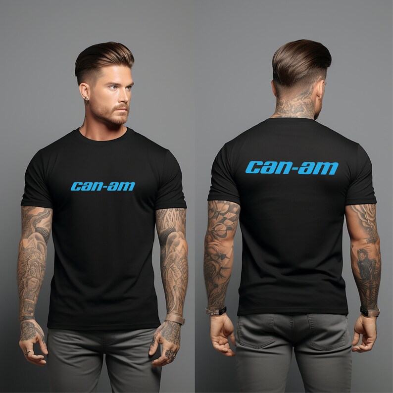 Puede incluir: Camiseta negra de cuello redondo con la palabra "can-am" impresa en azul en el pecho y la espalda. La camiseta es de manga corta y est&aacute; hecha de un material suave. El fondo es gris liso.