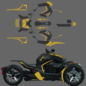 Puede incluir: Una motocicleta Can-Am Spyder negra y amarilla con un diseño de tres ruedas. La motocicleta tiene un asiento negro, un manillar negro y ruedas negras con detalles amarillos. La motocicleta está sobre un fondo gris.