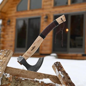 Handgeschmiedete Wikinger Axt mit geschliffener Klinge aus Damast-Stahl, Eschenholzgriff, Lederscheide