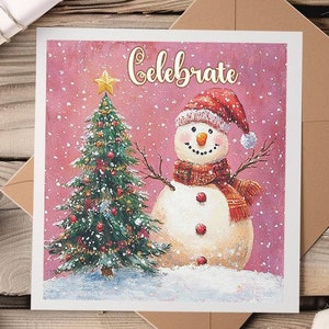 Tarjeta navideña con forma de muñeco de nieve rosa y árbol de Navidad. Disponible como tarjeta individual o en paquete de 12.