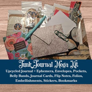 Puede incluir: Un mega kit de diario basura con diario reciclado, efímeras, sobres, bolsillos, bandas para el vientre, tarjetas de diario, notas desplegables, folios, adornos, pegatinas y marcadores. Incluye un bolígrafo azul claro y un diario floral.