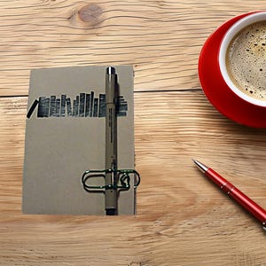 Ein literarisches handgemachtes Journal - Upcycled Cards - Junk Journal - 4.25x5.5 Zoll - ideal für die Tasche oder den Geldbeutel - VERSAND SCHNELL