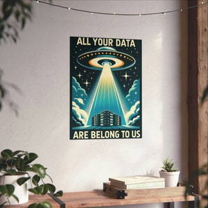 以下が含まれることがあります： UFOが建物に光を当てるレトロスタイルのポスター。テキスト「ALL YOUR DATA ARE BELONG TO US」は太字の大文字で表示されています。カラーパレットには、青、緑、ベージュが含まれています。