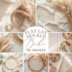 Może przedstawiać: Makieta typu flat lay z obrazami w stylu boho. Obrazy przedstawiają tkane podkładki, suszoną trawę pampasową, koronkową tkaninę i dekoracyjny talerz. Widoczny jest również tekst "FLAT LAY MOCKUP Boho 50 IMAGES".
