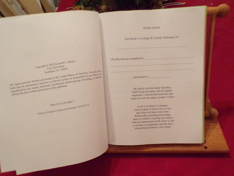 K&ouml;nnte beinhalten: Ein Buch mit einer Widmungsseite. Der Text lautet "Dieses Buch ist mit Liebe und Freude gewidmet an..." und "Diese Aufzeichnung wurde erstellt von... und begonnen am..." Die Widmung setzt sich mit einer Botschaft &uuml;ber Familie und Wurzeln fort.