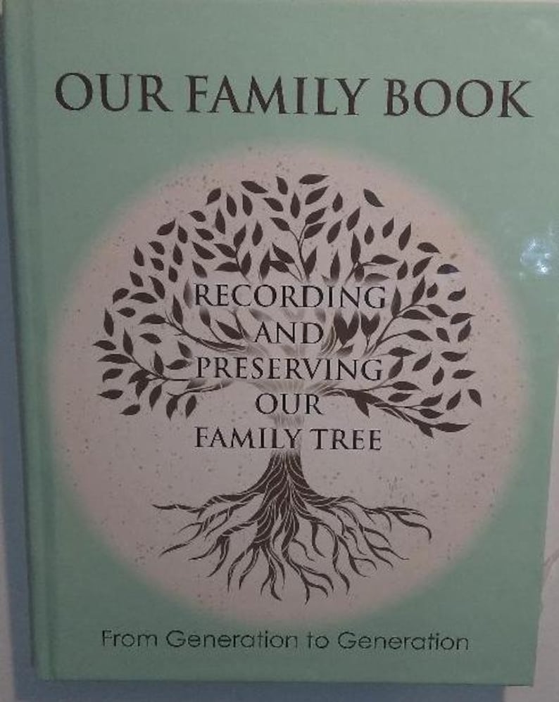 K&ouml;nnte beinhalten: Ein gr&uuml;nes Buch mit dem Titel "Our Family Book" und einer stilisierten Baumillustration. Der Text unter dem Baum lautet "Recording and Preserving Our Family Tree" und "From Generation to Generation".