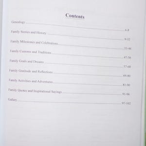 K&ouml;nnte beinhalten: Ein Buch mit dem Titel "Family Traditions" mit einem Inhaltsverzeichnis, das verschiedene Abschnitte &uuml;ber Familiengeschichte, Meilensteine, Br&auml;uche, Ziele, Dankbarkeit, Aktivit&auml;ten, Zitate und eine Galerie auflistet.