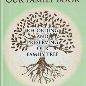 K&ouml;nnte beinhalten: Ein gr&uuml;ner Buchumschlag mit dem Titel "Our Family Book" in brauner Schrift. Der Umschlag zeigt einen stilisierten braunen Baum mit Wurzeln und den Text "Recording and Preserving Our Family Tree" in einem wei&szlig;en Kasten. Der untere Teil des Umschlags lautet "From Generation to Generation".