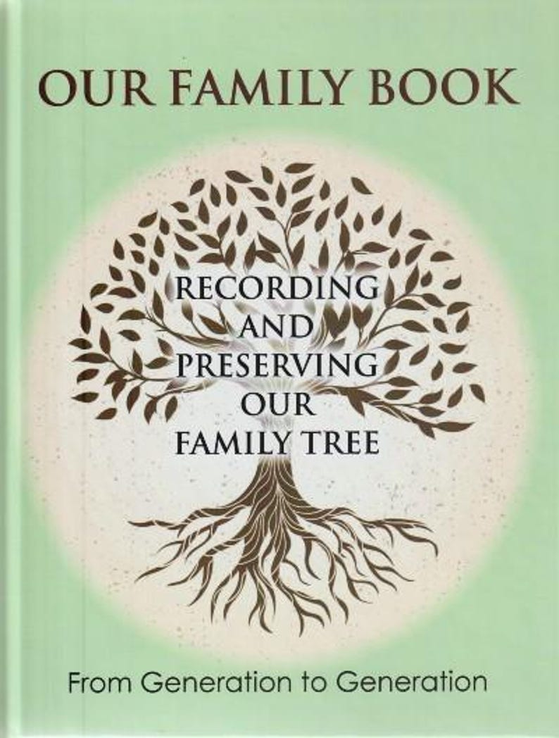 K&ouml;nnte beinhalten: Ein gr&uuml;ner Buchumschlag mit dem Titel "Our Family Book" in brauner Schrift. Der Umschlag zeigt einen stilisierten braunen Baum mit Wurzeln und den Text "Recording and Preserving Our Family Tree" in einem wei&szlig;en Kasten. Der untere Teil des Umschlags lautet "From Generation to Generation".