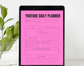 以下が含まれることがあります： 「YOUTUBE DAILY PLANNER」というテキストが上部に表示されたタブレットの画面に、ピンク色のデジタルプランナーが表示されています。プランナーには、「今日の日付」、「アイデア」、「含めたいコンテンツ」、「今日のやること」、「ビデオの説明に含めるリンク」、「その他の考え…」などのセクションがあります。